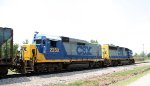 CSX 2250 & 6904 lead a train towards the yard